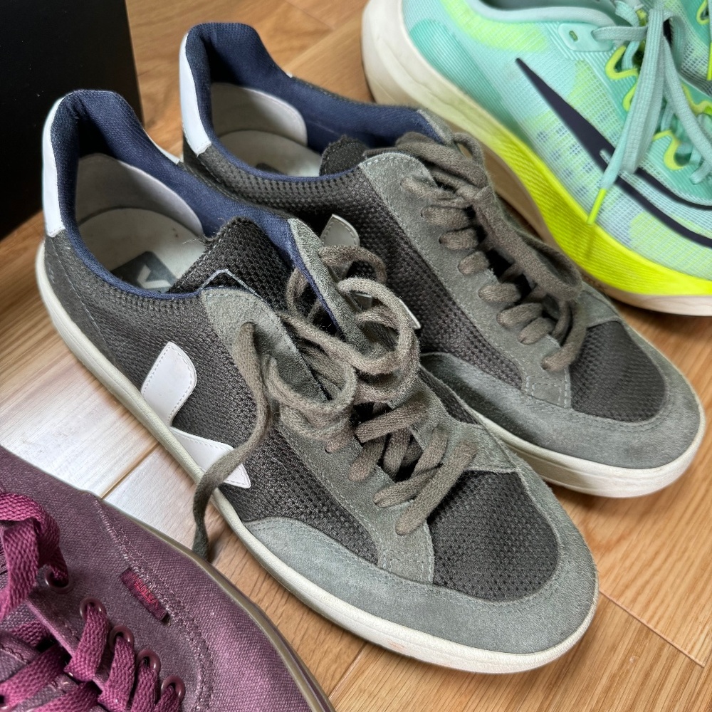 Veja V12 Men's Sneaker Size 10